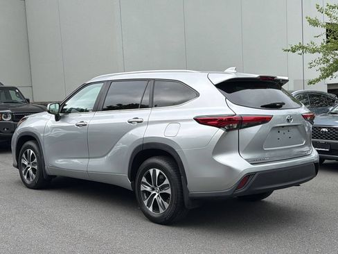 Used 2023 Toyota Highlander XLE AWD/4WD image 3