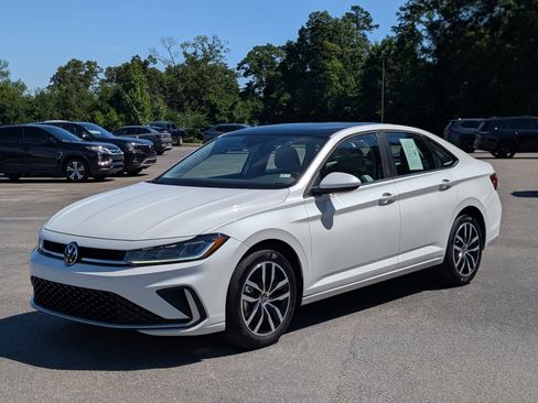 Used 2025 Volkswagen Jetta SE w/ Sunroof Package FWD image 5