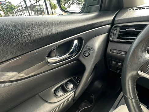 Used 2017 Nissan Rogue SV AWD/4WD image 13
