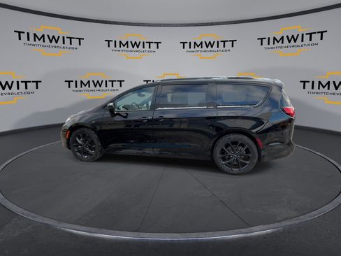 Used 2025 Chrysler Pacifica Limited image 6