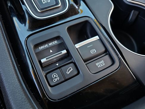Used 2025 Honda Pilot Touring image 29