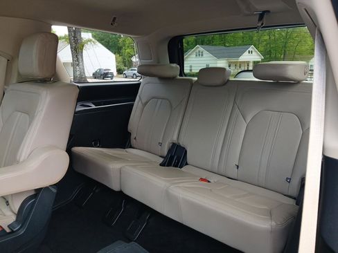 Used 2022 Ford Expedition Limited image 12