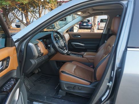 Used 2023 Nissan Pathfinder Platinum FWD image 2
