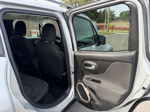 Used 2017 Jeep Renegade Latitude AWD/4WD image 12