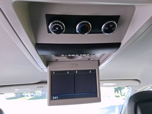 Used 2014 Chrysler Town & Country Touring FWD image 23