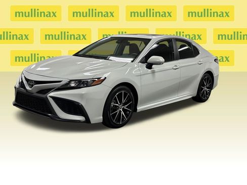 Used 2024 Toyota Camry SE w/ Convenience Package FWD image 8