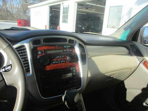 Used 2005 Toyota Highlander 4WD V6 w/ 3rd Row image 42