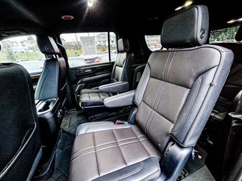 Used 2025 Chevrolet Suburban High Country image 12