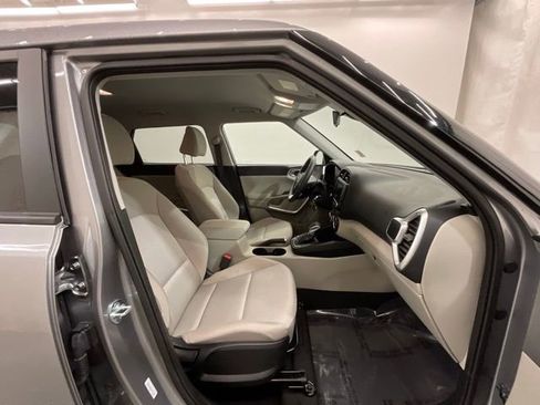Used 2025 Kia Soul LX w/ LX Technology Package FWD image 23