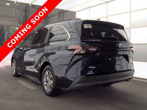 Used 2021 Toyota Sienna XLE w/ XLE Plus Package FWD image 3