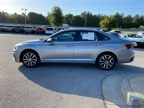 Used 2025 Volkswagen Jetta SE FWD image 4