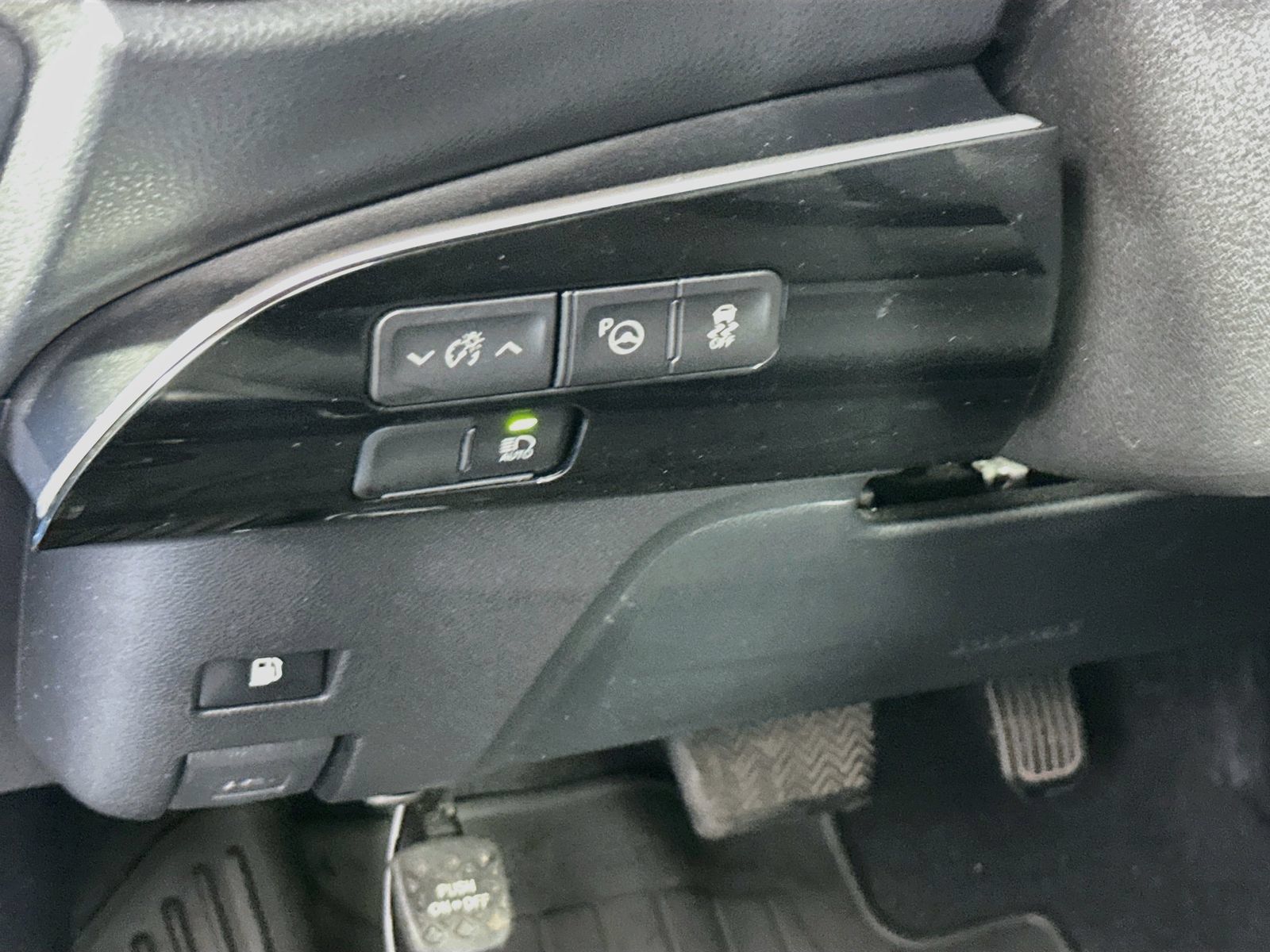 Used 2021 Toyota Prius LE AWD/4WD image 11