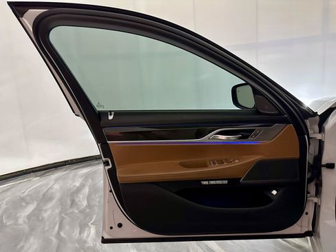Used 2017 BMW 740i RWD image 13