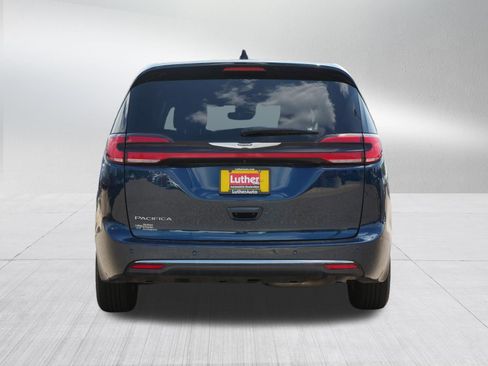 Used 2025 Chrysler Pacifica Select FWD image 6