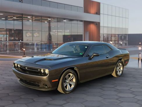 Used 2019 Dodge Challenger SXT image 7