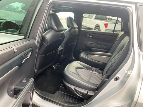 Used 2022 Toyota Highlander XSE image 6