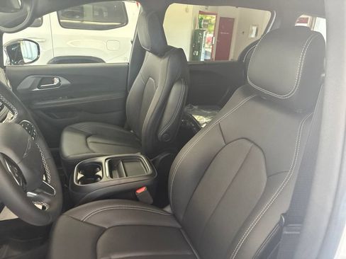 New 2027 Chrysler Pacifica Select AWD/4WD image 11