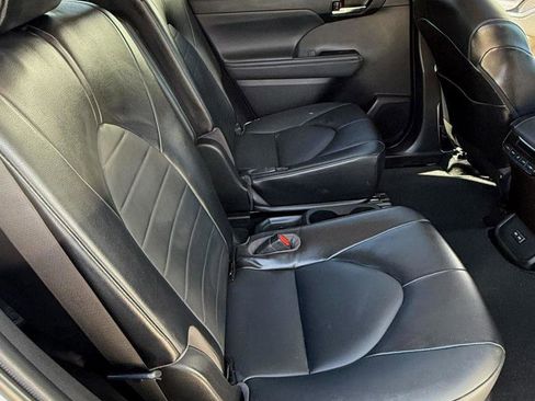 Used 2022 Toyota Highlander XLE image 16