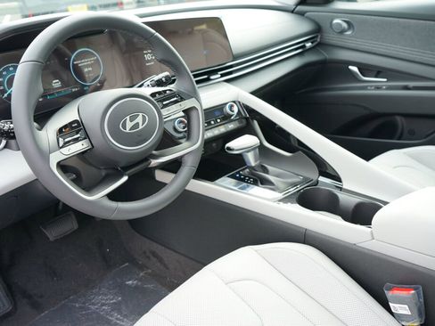 New 2025 Hyundai Elantra Limited image 4