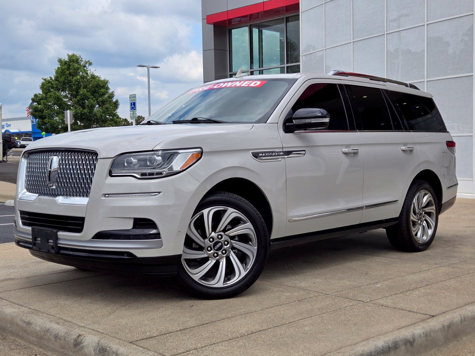 Used 2023 Lincoln Navigator Reserve AWD/4WD image 1
