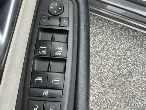 Used 2017 Chrysler Pacifica Touring-L FWD image 11