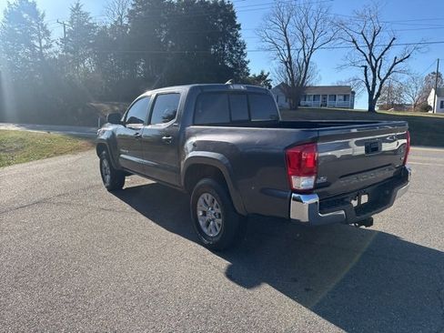 Used 2017 Toyota Tacoma SR5 image 5