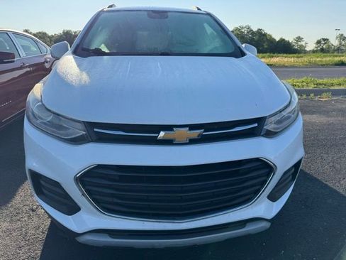 Used 2017 Chevrolet Trax LT w/ LT Convenience Package FWD image 2