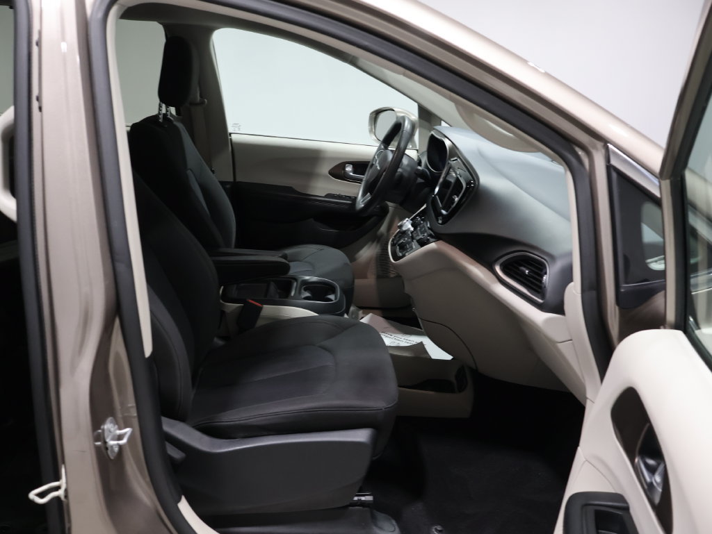 Used 2018 Chrysler Pacifica Touring Plus FWD image 27
