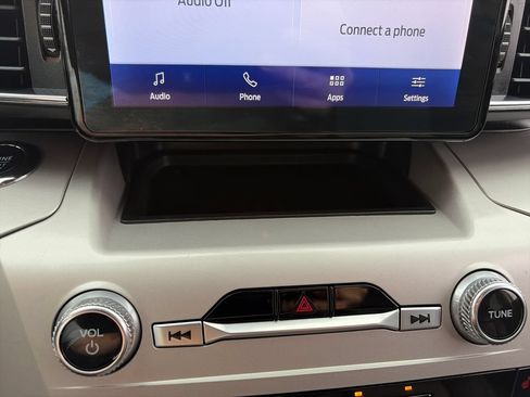 Used 2024 Ford Explorer XLT w/ Equipment Group 202A AWD/4WD image 21