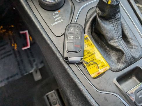 Used 2021 Jeep Cherokee Latitude Lux w/ Comfort/Convenience Group AWD/4WD image 19