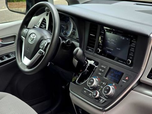 Used 2019 Toyota Sienna LE w/ LE Preferred Package FWD image 19