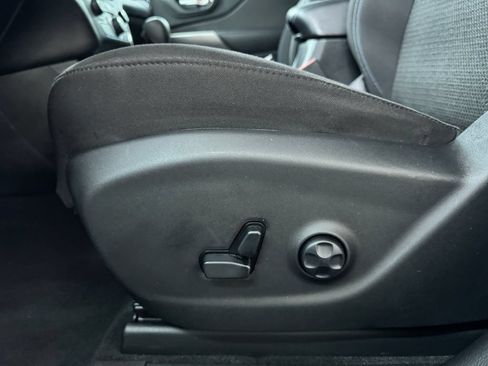 Used 2019 Jeep Cherokee Latitude w/ Cold Weather Group AWD/4WD image 16