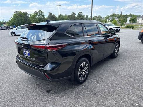 Used 2024 Toyota Highlander XLE AWD/4WD image 4
