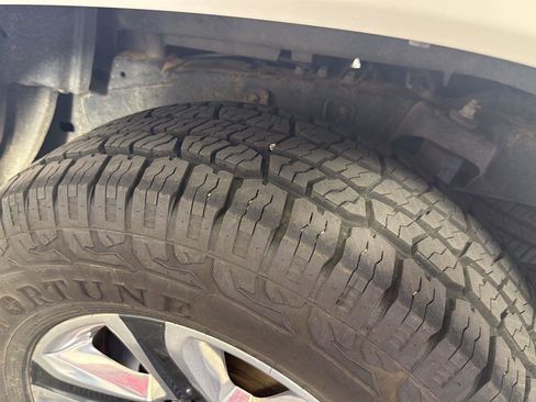 Used 2016 Toyota Tacoma Limited w/ Towing Package image 8