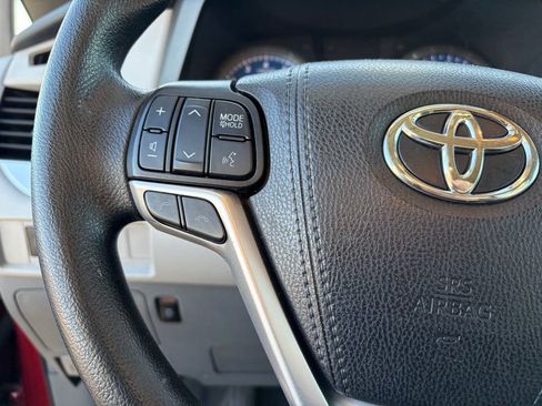 Used 2019 Toyota Sienna LE w/ Carpet Mat Package FWD image 29