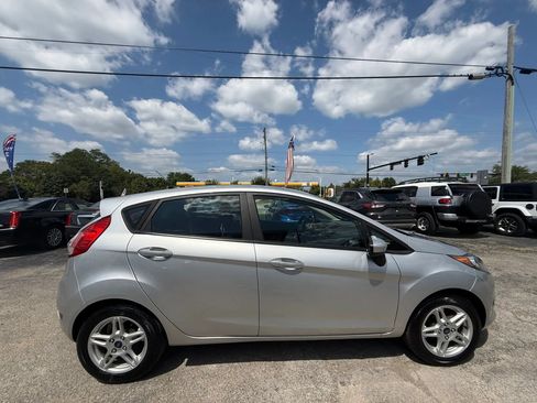 Used 2018 Ford Fiesta SE FWD image 3