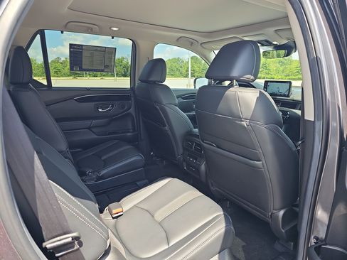 Used 2025 Honda Pilot Touring image 11