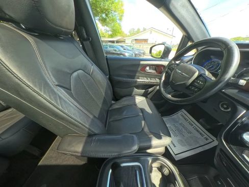 Used 2020 Chrysler Pacifica Touring-L FWD image 29