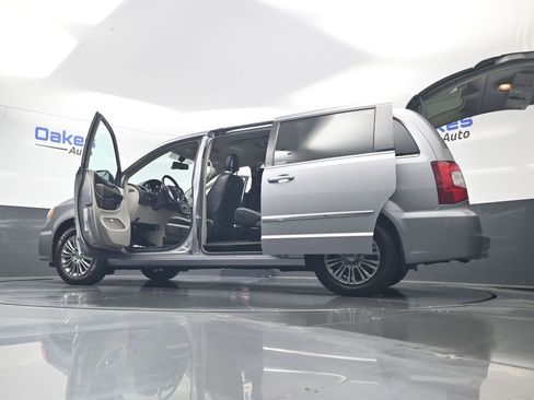 Used 2013 Chrysler Town & Country Touring-L w/ Driver Convenience Group FWD image 60