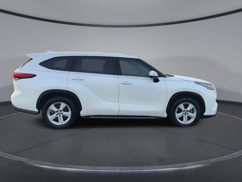 Used 2021 Toyota Highlander LE FWD image 9