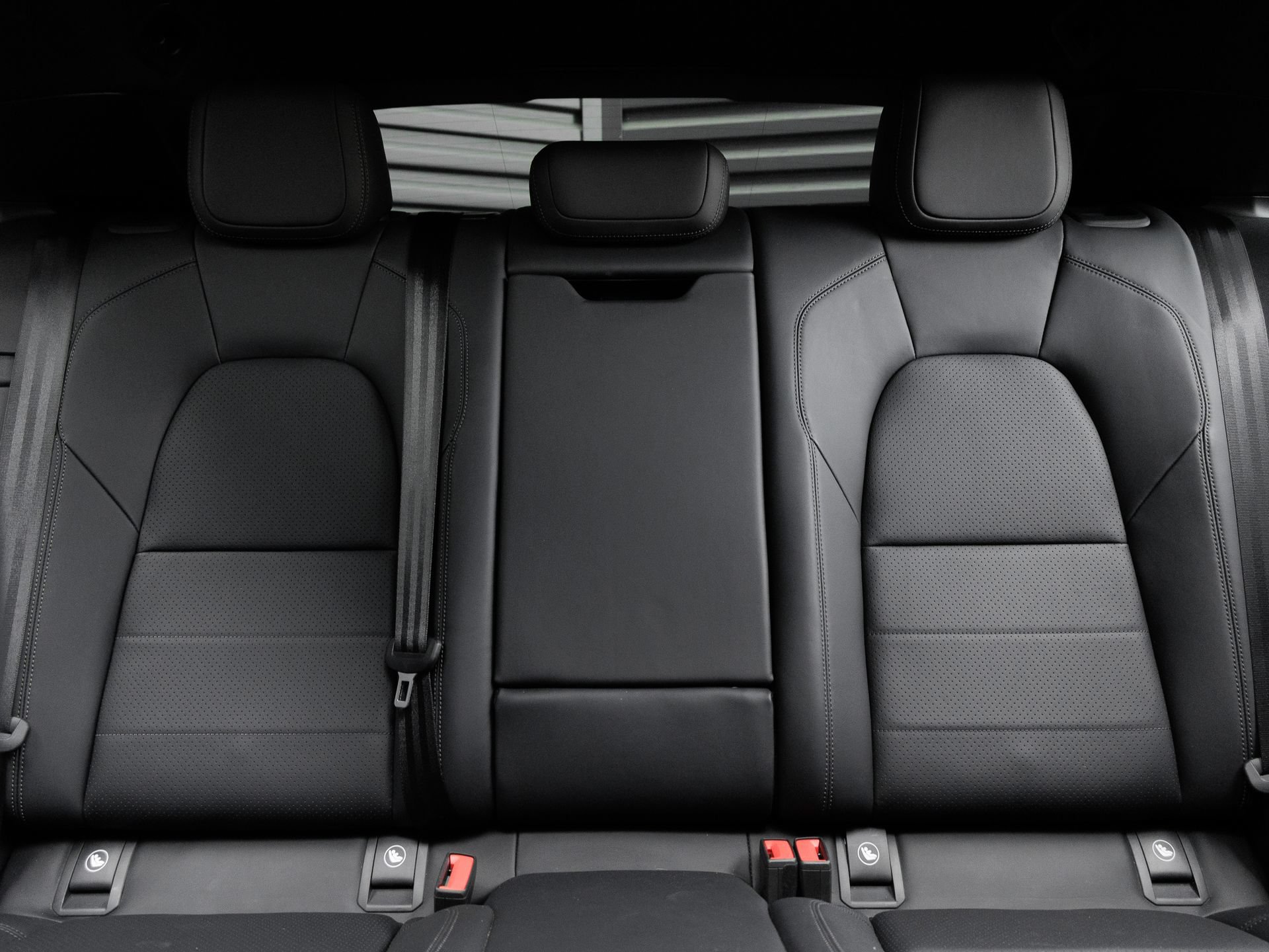 Certified 2025 Porsche Macan Electric RWD image 26