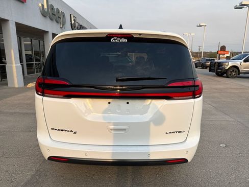 Used 2025 Chrysler Pacifica Limited FWD image 5