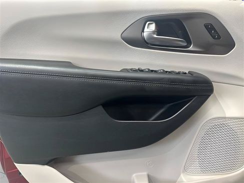 Used 2019 Chrysler Pacifica Limited FWD image 9