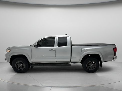 Used 2018 Toyota Tacoma SR5 AWD/4WD image 8