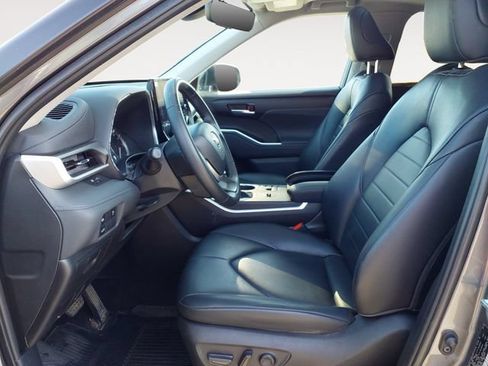 Used 2023 Toyota Highlander XLE FWD image 11