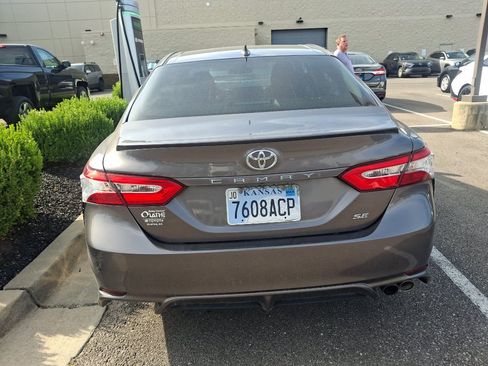 Used 2020 Toyota Camry SE FWD image 4