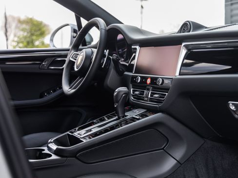 Certified 2026 Porsche Macan AWD/4WD image 48