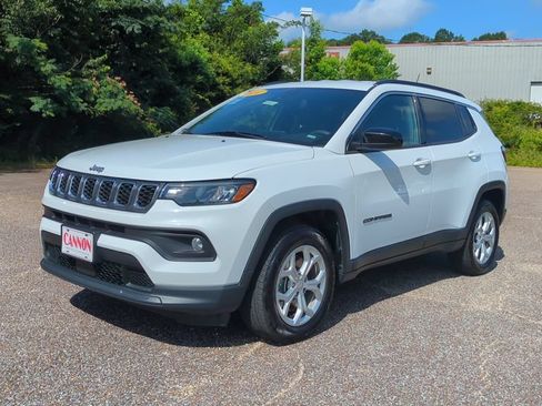 Used 2024 Jeep Compass Latitude AWD/4WD image 1