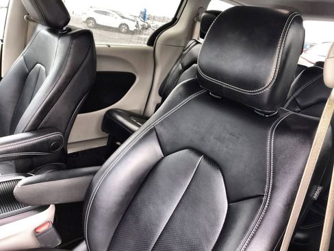 Used 2024 Chrysler Pacifica Touring-L image 11