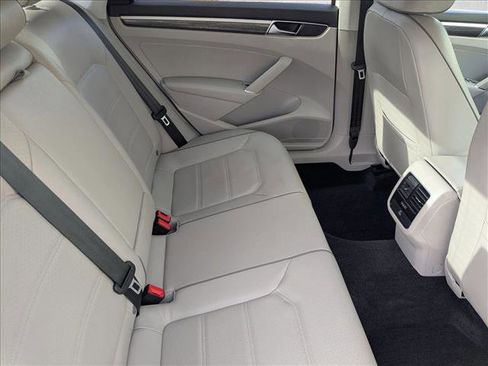 Used 2018 Volkswagen Passat 2.0T SE image 18